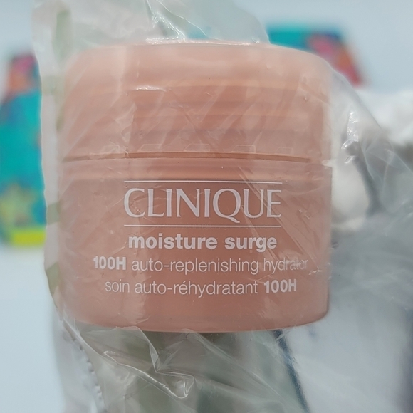 Clinique Glowy Skin 8 Piece Set With Cosmetic Case NEW #677 GIFT WITH PURCHASE - Picture 3 of 10